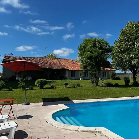 Le Maine Verac Piscine Et Vue